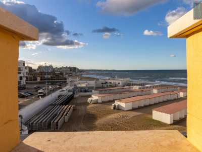 ...possiamo godere di un suggestivo scorcio dall�alto della spiaggia di San Francesco e del Mar Adriatico. Una vista privilegiata dall�alto dell�eclettica Villa Rosa